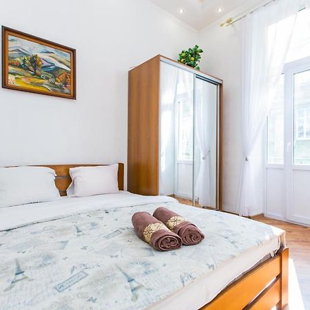 Ferienwohnung Навпроти Вернісажу Біля Оперного Вулиця Театральна 26 Є Балкон Та Інернет Lemberg Exterior foto